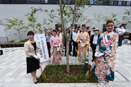 植樹式および石碑の除幕式