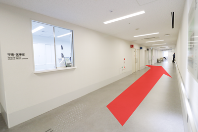 守衛室の前を通って直進